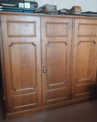 Armadio di legno fatto a mano. Anni ottanta