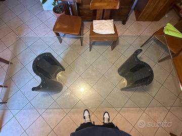 Tavolo di vetro con gambe in marmo nero