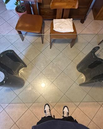 Tavolo di vetro con gambe in marmo nero