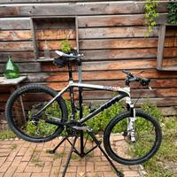 mountain bike ktm, in carbonio con i freni a disco
