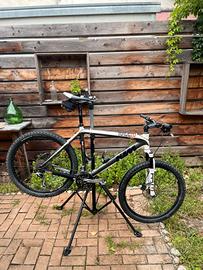 mountain bike ktm, in carbonio con i freni a disco
