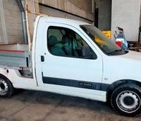N. 2 autocarri e materiale vario