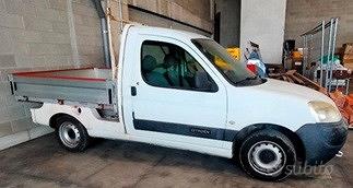 N. 2 autocarri e materiale vario