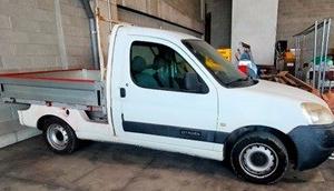 N. 2 autocarri e materiale vario