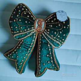 Cuscino sagomato "Fiocco" verde decorato