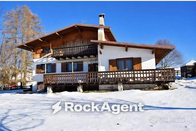 Villa di 270 m² con più di 5 locali e box auto a A