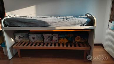 Letto a (mezzo) castello con scrivania