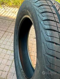 Due gomme per auto