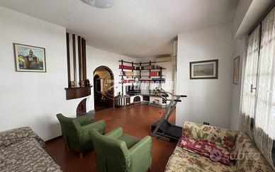 TRE LOCALI INDIPENDENTE IN CENTRO