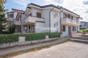 VILLETTA A SCHIERA DI TESTA IN CENTRO A MONTICHIAR
