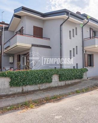 VILLETTA A SCHIERA DI TESTA IN CENTRO A MONTICHIAR