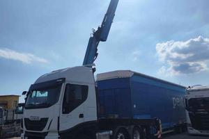 IVECO Stralis 460 con gru e semirimorchio collo