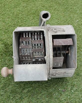 Macchina manuale vintage per intonacare 