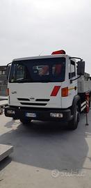 Autocarro Nissan Atleon TK 120.115 con gru Fassi