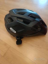 Casco bici ABUS con luce led posteriore 