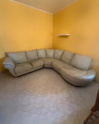 divano angolare in pelle