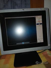 Monitor HP con finitura argento e nero.