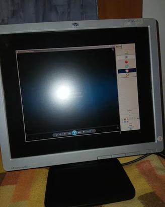 Monitor HP con finitura argento e nero.