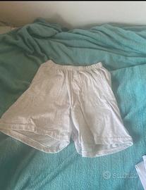 pantaloncini corti color grigio del pigiama