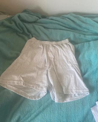 pantaloncini corti color grigio del pigiama