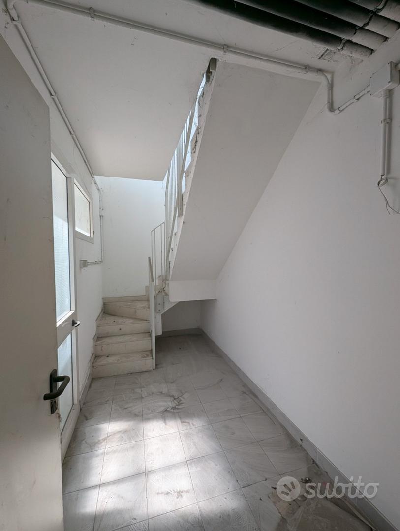 Negozio con garage - Vista 2