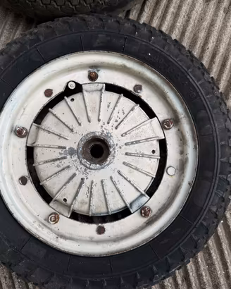 2 Gomme e cerchio vespa