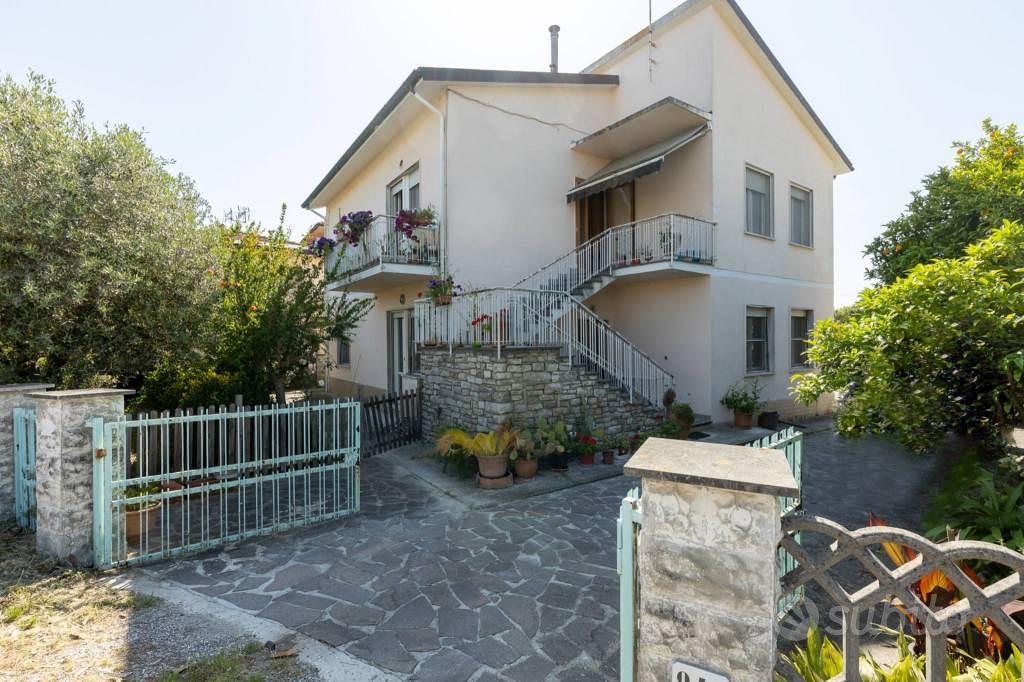 Villa di 330 m² con più di 5 locali e box auto dop