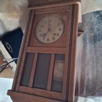 orologio a pendolo e due poltroncine