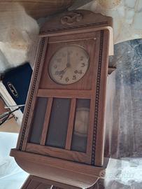 orologio a pendolo e due poltroncine