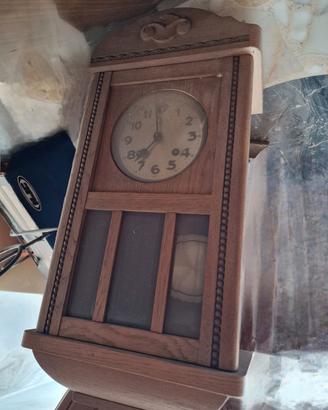 orologio a pendolo e due poltroncine