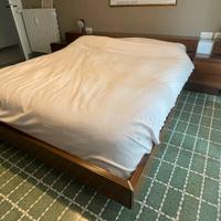 Letto, comodini, comó e specchio