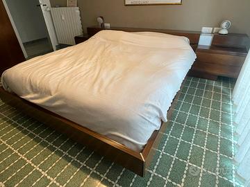 Letto, comodini, comó e specchio