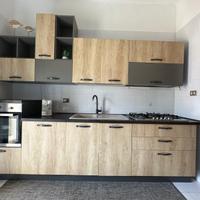 Cucina con elettrodomestici.