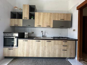 Cucina con elettrodomestici.