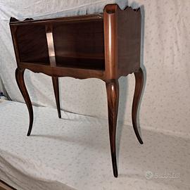 mobile e comodino datati