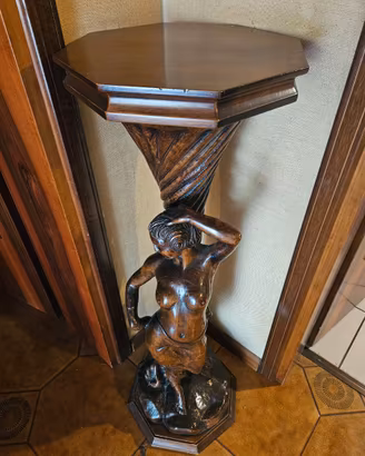 Colonnina portavasi in legno decorata