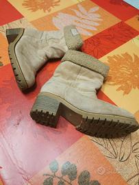Stivali scamosciati beige con tacco – taglia 39