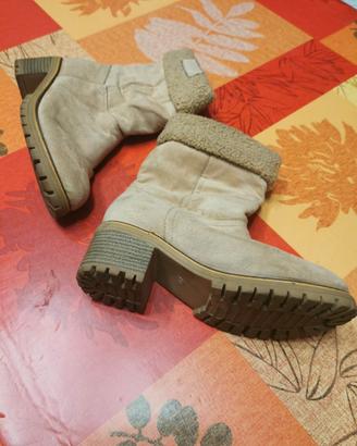 Stivali scamosciati beige con tacco – taglia 39