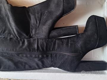 Stivali lunghi neri in velluto