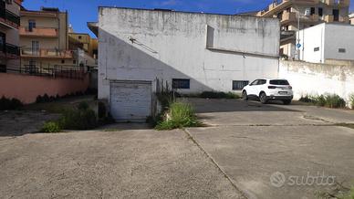 Stabile con 2 garage e piazzale antistante