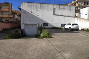 Stabile con 2 garage e piazzale antistante