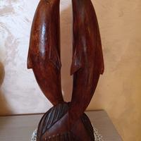 Vecchia scultura etnica in legno di due delfini