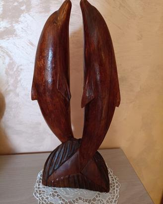 Vecchia scultura etnica in legno di due delfini