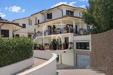 Villa di 440 m² con più di 5 locali e box auto a F