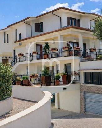 Villa di 440 m² con più di 5 locali e box auto a F