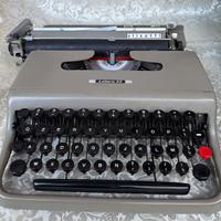 Macchina da scrivere Olivetti Lettera 22