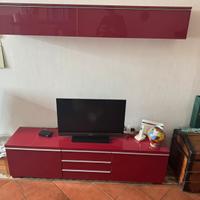 Mobile rosso laccato per televisione