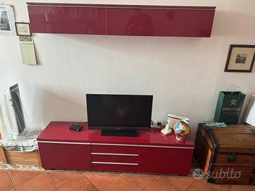 Mobile rosso laccato per televisione