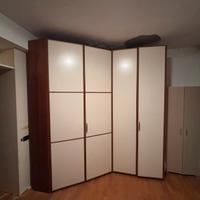 Armadio angolare completamente di legno