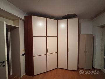 Armadio angolare completamente di legno